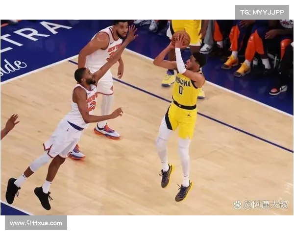 NBA季后赛生死战激烈对决 球员拼尽全力争夺冠军荣耀